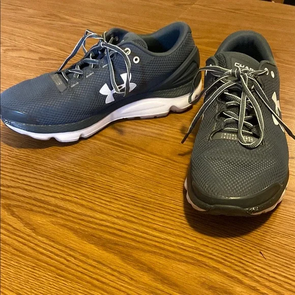 Men’s Size 9.5 Under Armour Gray Athletic Shoes - Picture 4 of 9